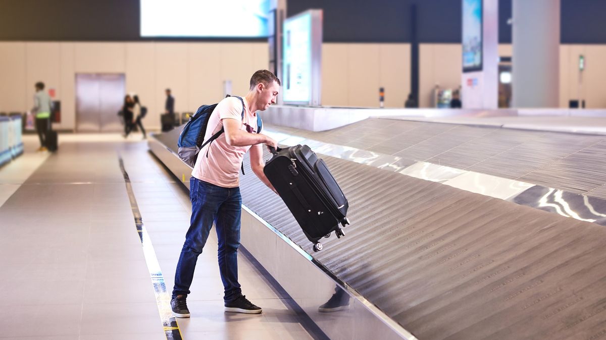 Cestující se vyhnul placení za nadpočetné zavazadlo. Batoh ukryl pod mikinu